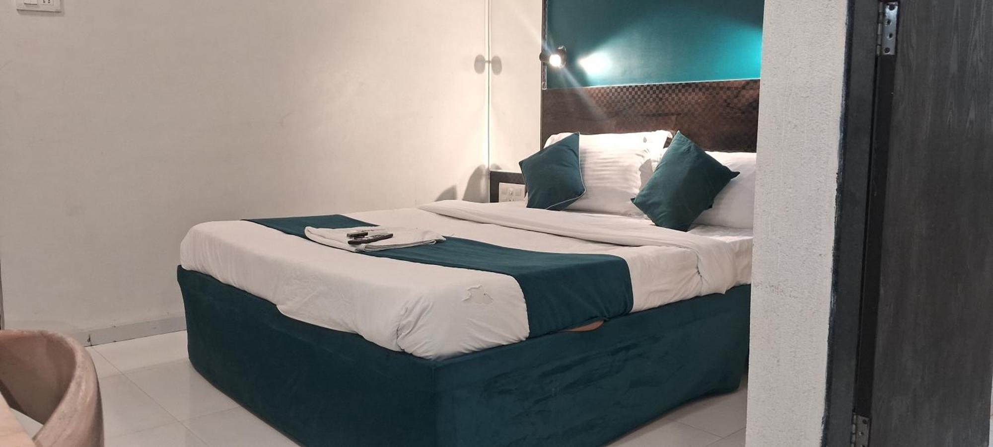 Shine Hospitality Group 3* Bombay